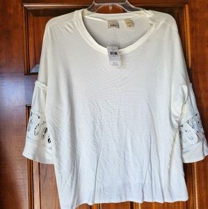 NWT White short sleeved bell top Daytrip. Large